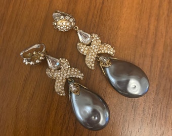 Orecchini pendenti con perle vintage di Kenneth Jay Lane