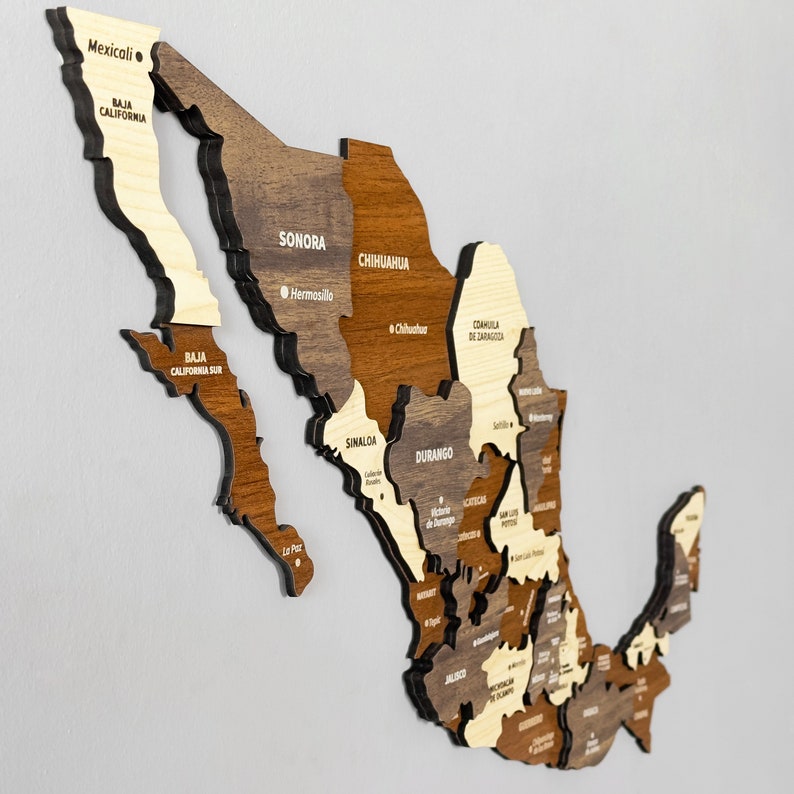 Pu&ograve; includere: Una mappa 3D in legno del Messico con ogni stato delineato in nero. La mappa &egrave; realizzata in diverse tonalit&agrave; di legno marrone e include i nomi di ogni stato e delle principali citt&agrave;.