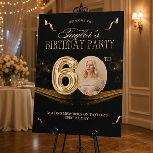 Może przedstawiać: Czarny prostokątny znak na przyjęcie urodzinowe ze złotym napisem Welcome to Taylor's Birthday Party, dużą złotą liczbą 60, okrągłym zdjęciem osoby oraz napisem Making Memories on Taylor's Special Day u dołu.