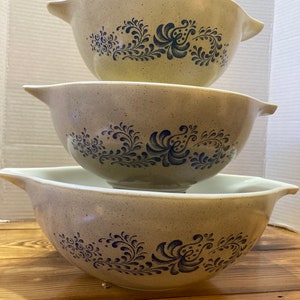 Vintage Pyrex Canada Homestead Cinderella Nesting bowls