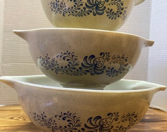 Vintage Pyrex Canada Homestead Cinderella Nesting bowls