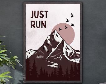 Puede incluir: Un cuadro enmarcado con un paisaje de montaña y la frase "JUST RUN" en color granate. La obra representa una cordillera, un sol poniente y siluetas de pájaros. La paleta de colores incluye tonos marrones y blancos.