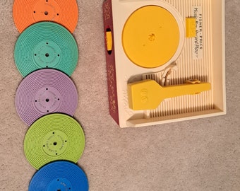 Plattenspieler für Kinder aus den 1970er Jahren von Fisher Price mit 5 verschiedenen Schallplatten und 10 verschiedenen Liedern