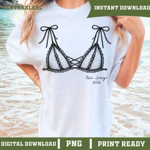 Könnte beinhalten: Weißes T-Shirt mit einer schwarz-weißen Illustration eines BHs mit Spitzenbesatz und Schleifenriemen. Der Text "Palm Springs 2026" befindet sich unter dem BH-Design. Das Shirt hat auch den Text "Instant Download", "Digital Download", "PNG" und "Print Ready".