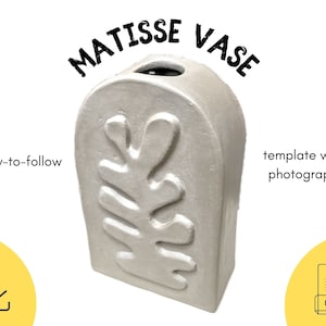 Könnte beinhalten: Eine weiße Keramikvase mit einem Matisse-inspirierten Design. Die Vase hat einen Ausschnitt eines stilisierten Blattes und die Worte "Matisse Vase" sind über der Vase gedruckt. Der Text "einfache Anleitung mit Fotos" ist unter der Vase gedruckt. Der Text "PDF" ist auf gelbem Hintergrund gedruckt.