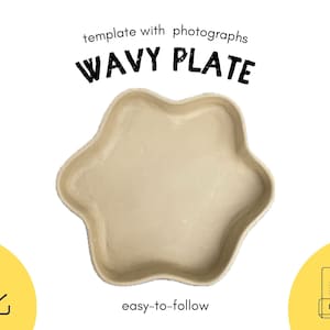 Puede incluir: Una plantilla imprimible para un plato ondulado, con el texto "Wavy Plate" y "easy-to-follow" en texto negro sobre fondo blanco. La plantilla es para usar con fotografías.