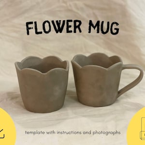 Könnte beinhalten: Zwei unglasierte Keramikbecher mit einem blumenförmigen Rand. Die Becher sind braun und haben einen rustikalen Look. Der Text "FLOWER MUG" ist oben im Bild in Schwarz geschrieben.