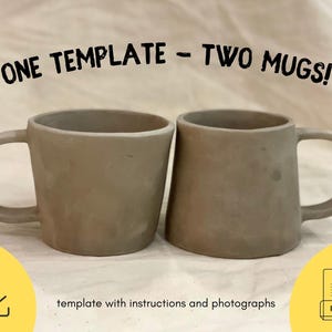 Puede incluir: Dos tazas de cerámica beige lisas con asas. Las tazas están sobre una superficie blanca. El texto "ONE TEMPLATE - TWO MUGS!" está encima de las tazas. El texto "template with instructions and photographs" está debajo de las tazas. Un icono de descarga y un icono de PDF están a ambos lados del texto.