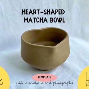 Puede incluir: Un cuenco de matcha en forma de corazón de color marrón claro. El cuenco tiene una forma única y está hecho de cerámica. El texto "HEART-SHAPED MATCHA BOWL" está en la parte superior de la imagen. La imagen también incluye el texto "TEMPLATE with instructions and photographs".