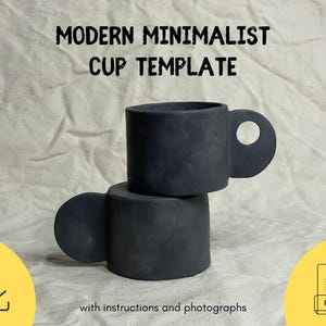 Puede incluir: Dos tazas de cerámica negra con asas redondeadas. La taza superior tiene un asa redonda y la taza inferior tiene un asa grande y plana. Las tazas están apiladas una encima de la otra. El texto "MODERN MINIMALIST CUP TEMPLATE" está por encima de las tazas. El texto "with instructions and photographs" está debajo de las tazas. El texto "PDF" está en un cuadro blanco con un icono de documento gris.