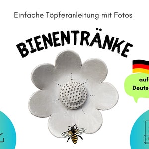 Può includere: Una guida PDF stampabile in tedesco per realizzare un abbeveratoio per api. La guida include foto e istruzioni per creare un abbeveratoio per api a forma di fiore in argilla. L'immagine mostra un fiore di argilla grigio con un'ape sopra.