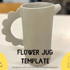 Könnte beinhalten: Eine cremefarbene Blumenvase aus Keramik mit einem einzigartigen, wellenförmigen Griff und einem Ausguss. Auf der Vase steht in schwarzer Schrift "FLOWER JUG TEMPLATE". Die Vorlage enthält Anweisungen und Fotos.