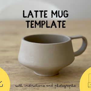 Puede incluir: Una taza de café con leche beige con un cuerpo redondeado y un asa. Las palabras "LATTE MUG TEMPLATE" están impresas encima de la taza. Debajo, el texto dice "with instructions and photographs". Un círculo amarillo con un icono de descarga está a la izquierda.