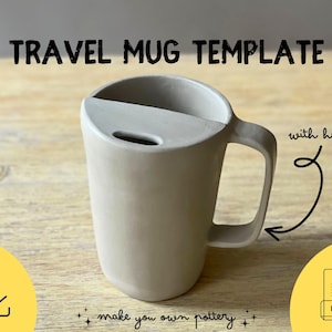 Puede incluir: Una plantilla de taza de viaje beige con asa y tapa. La taza tiene un diseño curvo y un asa en el lateral. El texto "TRAVEL MUG TEMPLATE" está en la parte superior. Las palabras "with handle" están escritas junto al asa.