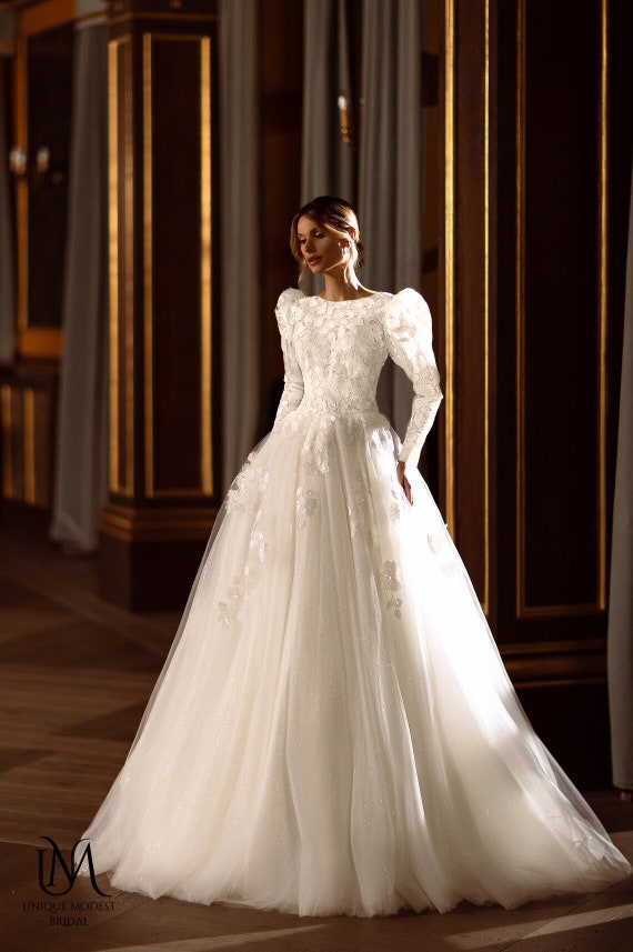 Elegant Modest Wedding Dress / Bridal Gown Elegant Modest Wedding Dress / Bridal Gown