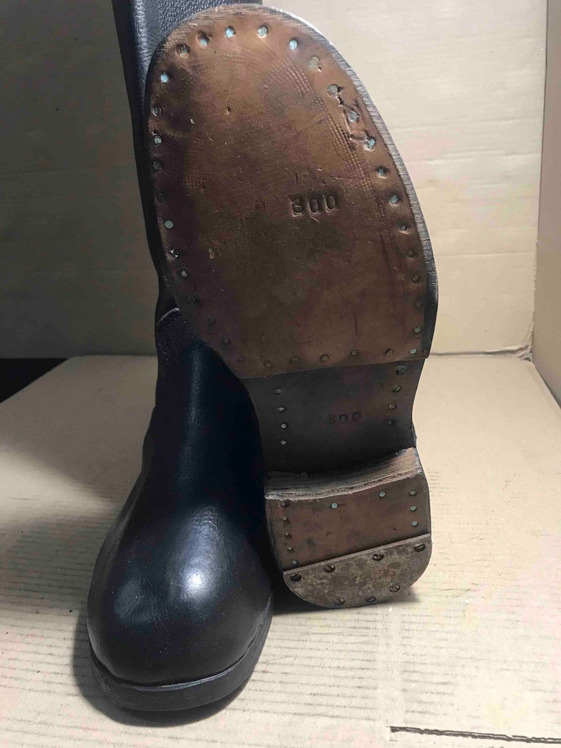 Bottes militaires russes soviétiques en cuir d'officier en cuir de vachette grandes taille 46 URSS. Bottes très larges. image 1