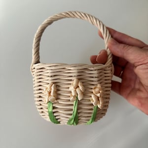 リボンで刺繍されたオリジナルの花が入ったアイボリーのフラワーガールバスケット 素朴なフラワーガールバスケット ミニ籐バスケット 小さな女の子の花びらのバスケット