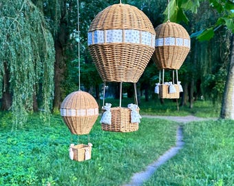 Wicker Hot Air Balloon Bird Feeder: Rustic Patio Garden Decor
