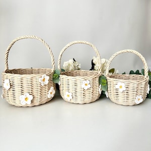 Bloemenmeisjesmand met handvat versierd met gehaakte madeliefjes Rustieke trouwmand Mini rieten mand Ronde ivoorkleurige geweven mand Cadeaumand