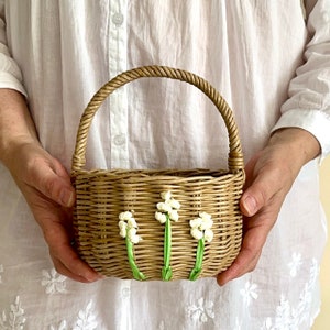 リボンで刺繍されたオリジナルの花が入ったフラワーガールバスケット 素朴なウェディングバスケット ミニ籐バスケット 小さな女の子の花びらのバスケット