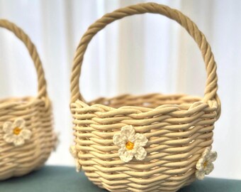 Flower girl basket with handle decorated with crocheted daisies Rustic wedding basket Mini wicker basket Round ivory woven basket Gift baske