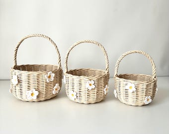 Flower girl basket with handle decorated with crocheted daisies Rustic wedding basket Mini wicker basket Round ivory woven basket Gift baske