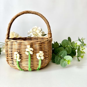 リボンで刺繍されたオリジナルの花が入ったフラワーガールバスケット 素朴なウェディングバスケット ミニ籐バスケット 小さな女の子の花びらのバスケット