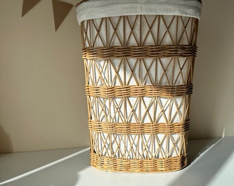 Hoge rieten ovale beige mand met deksel Diepe waszak Geweven grote opbergmand