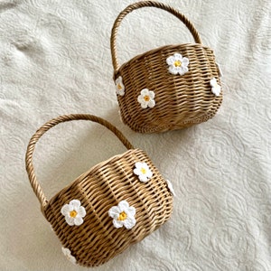 Kleine boho rieten bruiloft bloemenmeisjesmanden Rustieke bruiloftsmanden Meisjesbloemblaadjesmand ronde bruine mand