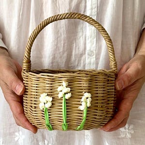 リボンで刺繍されたオリジナルの花が付いた特別なフラワーガールバスケット、小さな素朴なウェディングバスケット、ミニウィッカーバスケット