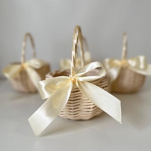 Ivoorkleurige bloemenmeisjesmand met handvat en strikje Mand bruiloft Mini rieten mand Kindermand Ronde witte mand Cadeaumand