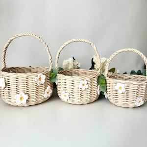 Bloemenmeisjesmand met handvat versierd met gehaakte madeliefjes Rustieke trouwmand Mini rieten mand Ronde ivoorkleurige geweven mand Cadeaumand