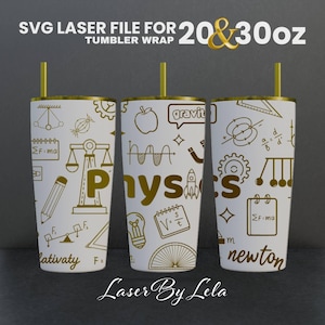 以下が含まれることがあります： 金色の蓋とストローが付いた白いタンブラーが3つ。各タンブラーには、物理学に関連するイラストと方程式が異なるデザインで描かれています。タンブラーは20オンスと30オンスの飲料用です。各タンブラーには「Physics」という文字が金色で書かれています。画像の下部には「Laser By Lela」という文字が金色で書かれています。