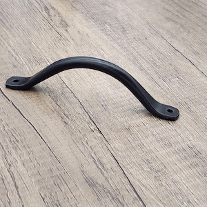Puede incluir: Pomo de metal negro con forma curva. El pomo mide aproximadamente 38 cm de largo.