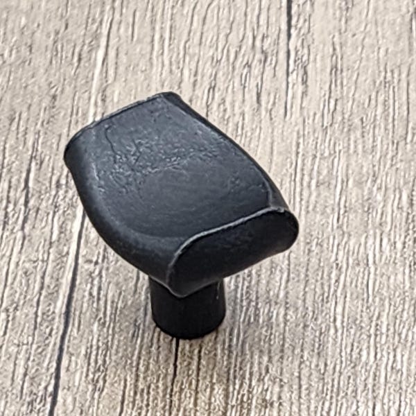 Perilla de golpe de pulgar de hierro forjado negro rústico - Herrajes para gabinetes de cocina de estilo rústico
