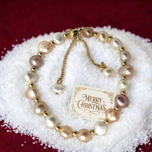 Kerstarmband - verstelbare parelarmband in drie kleuren van Island Goddess Jewelry - klaar voor kerstcadeau