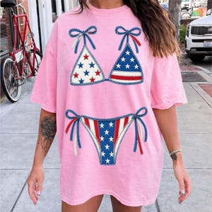 Bikinitop med lapptäcke png, baddräkt med kokett rosett och sommarstrand png, flickigt strandmönster png, baddräkt med denimmönster från USA png