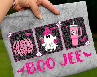 Może przedstawiać: Szara torba na Halloween z trzema panelami. Panele przedstawiają różową dynię, ducha w różowej czapce i różowy kubek. Napis "BOO JEE" jest w kolorze różowym. Projekt ma tło z nadrukiem w cętki.