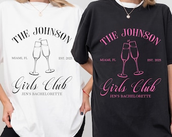 Könnte beinhalten: Zwei weiße und schwarze T-Shirts mit einem grafischen Design mit dem Text "The Johnson Girls Club" mit einer Champagnerglasgrafik und dem Text "Miami, FL Est. 2025 Jen's Bachelorette".