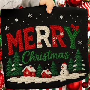 Könnte beinhalten: Schwarzes Weihnachtsdesign mit den Worten "MERRY Christmas" in rot, weiß und grün gestrickten Buchstaben. Das Design umfasst Schneeflocken, Weihnachtsbäume, rote Häuser und einen Schneemann.