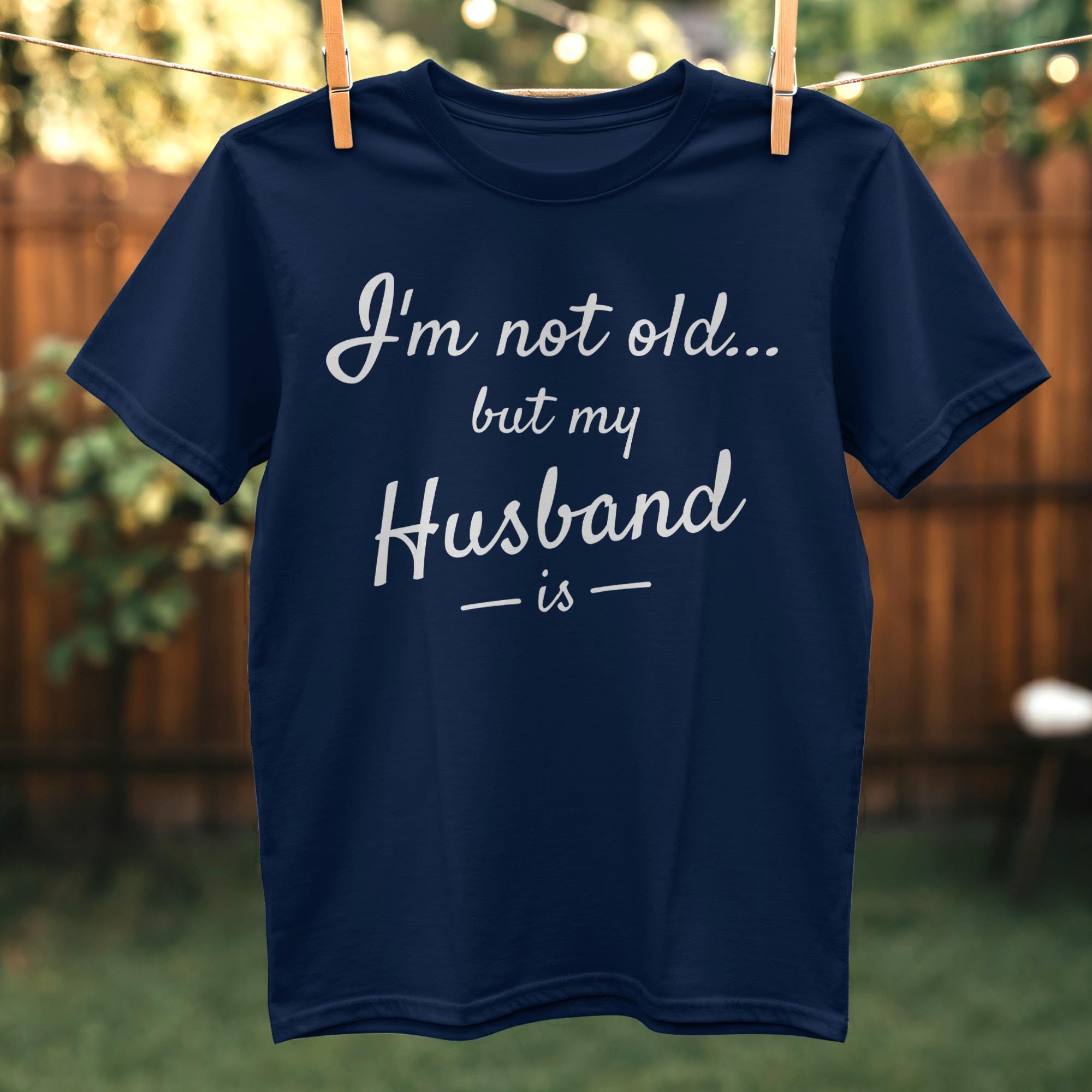 T-shirt Humour Couple “Mon Mari Est Plus Vieux Que Moi…” – Drôle Et Décalé Pour Les Femmes Mariées