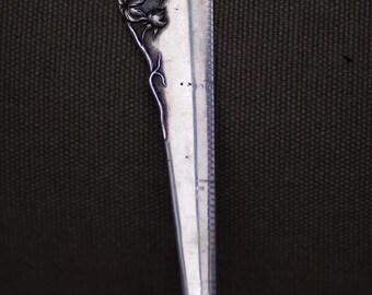 Sterling silver tableware salad knife, hand-engraved scale, patterned tableware knife