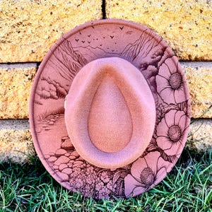 Sombrero Fedora de ala ancha quemada y grabado con flores de montaña, río y pájaros, color marrón chocolate, vaquero
