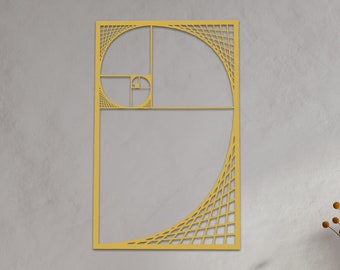 Può includere: Un decoro da parete in metallo color oro con un design geometrico ispirato alla sequenza di Fibonacci e al rapporto aureo. Il design è una spirale con quadrati e rettangoli.