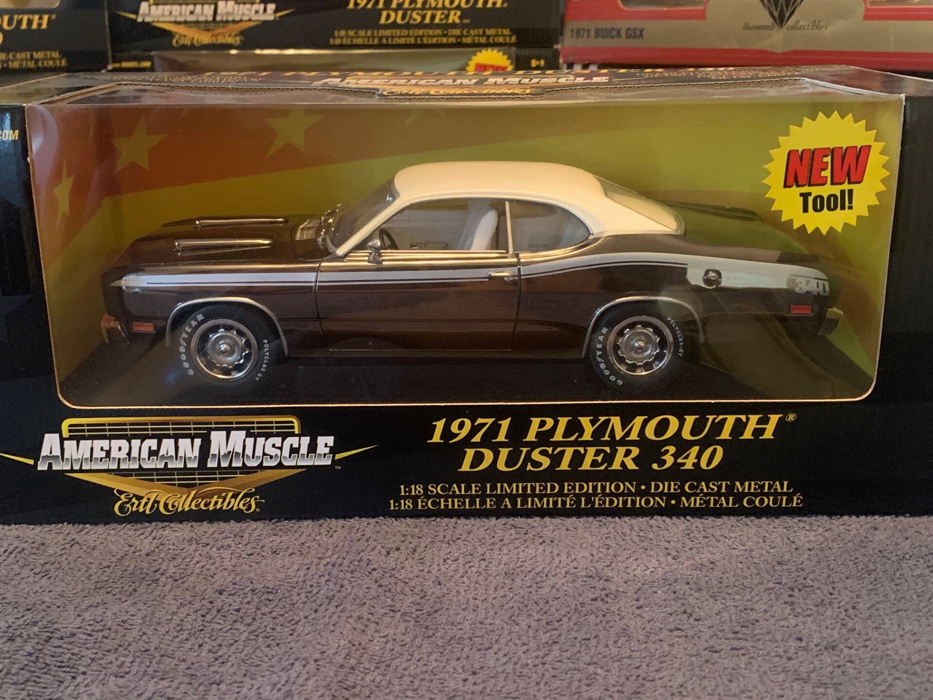 ミニカー AMERICAN MUSCLE 1971 PLYMOUTH DUSTER 340 1971 Plymouth Duster 340 Black Chrome/black/white Interior Chase