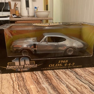 1/18 Scale Ertl 1969 Oldsmobile 4-4-2 W30 - Black - Mint in