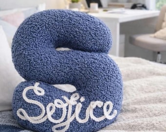 Boucle Alphabet Kissen Buchstabe blau, besticktes Kissen mit Namen, Dekokissen, personalisierte Kinderdeko, Initialkissen