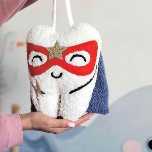 Almohada personalizada de Hada de los Dientes de superhéroe para niños: almohada de felpa con nombre bordado y bolsillo.