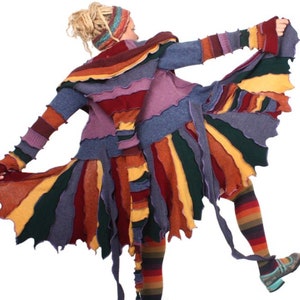 Könnte beinhalten: Ein farbenfroher, mehrlagiger Strickcardigan mit einem langen, fließenden Design. Der Cardigan besteht aus verschiedenen Brauntönen, Gelb, Grün, Lila und Blau. Der Cardigan hat eine Kapuze und einen langen, fließenden Zug.