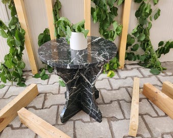Tavolino laterale in marmo nero, realizzato a mano in pietra naturale, complemento d'arredo moderno e di lusso.